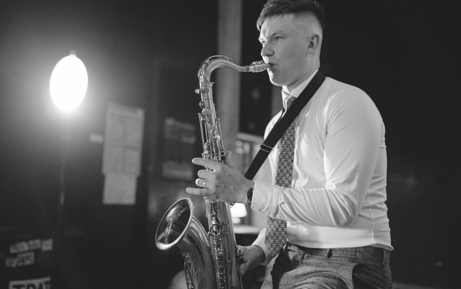 Estudio de producción musical con equipamiento profesional