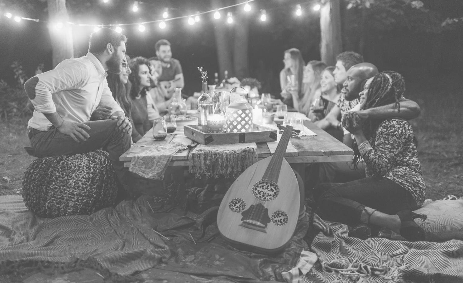 Equipo trabajando en producción musical